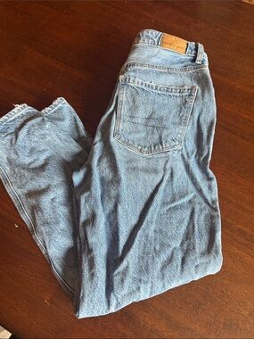 American Eagle Outfitters Women’s Light Wash Mom Jeans size 2 short